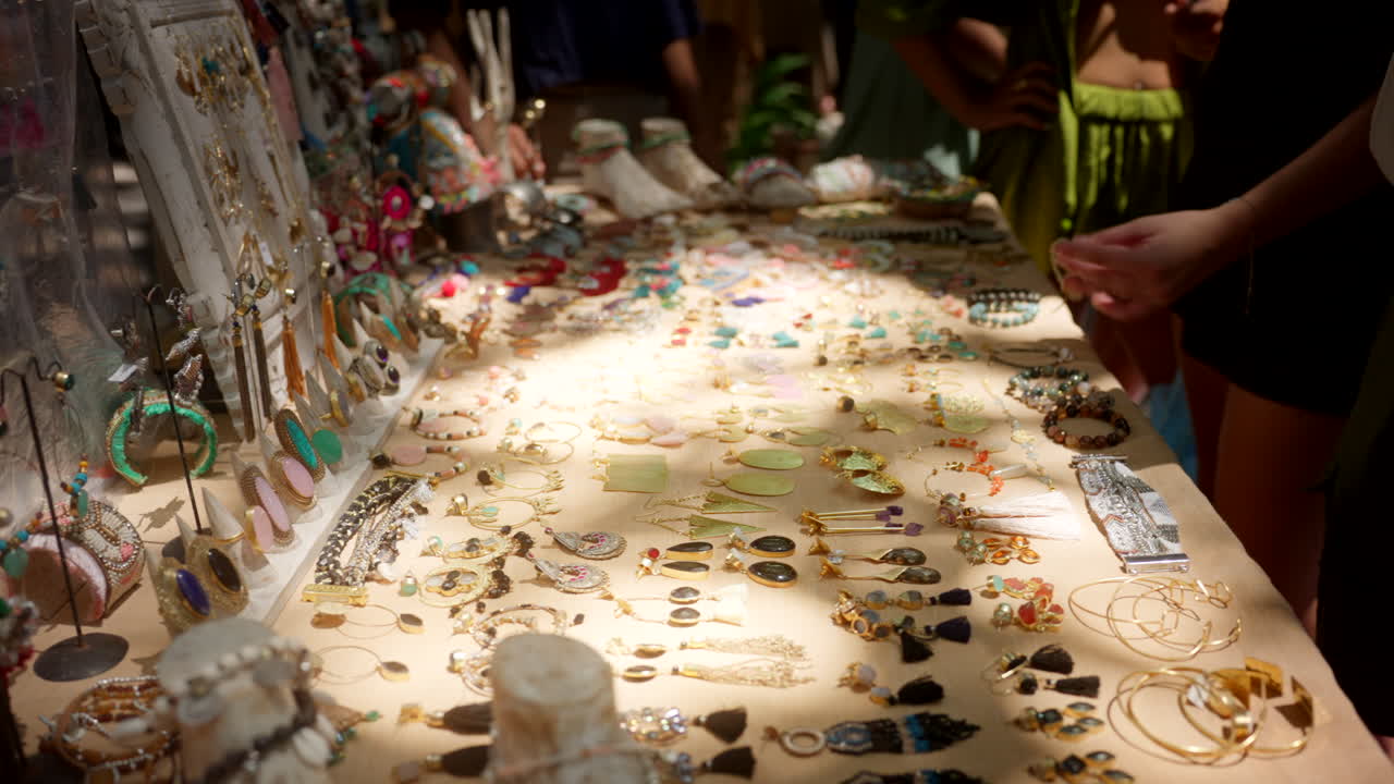 손으로 만든 장식품, 현지 장인, 일요일 시장에 전시