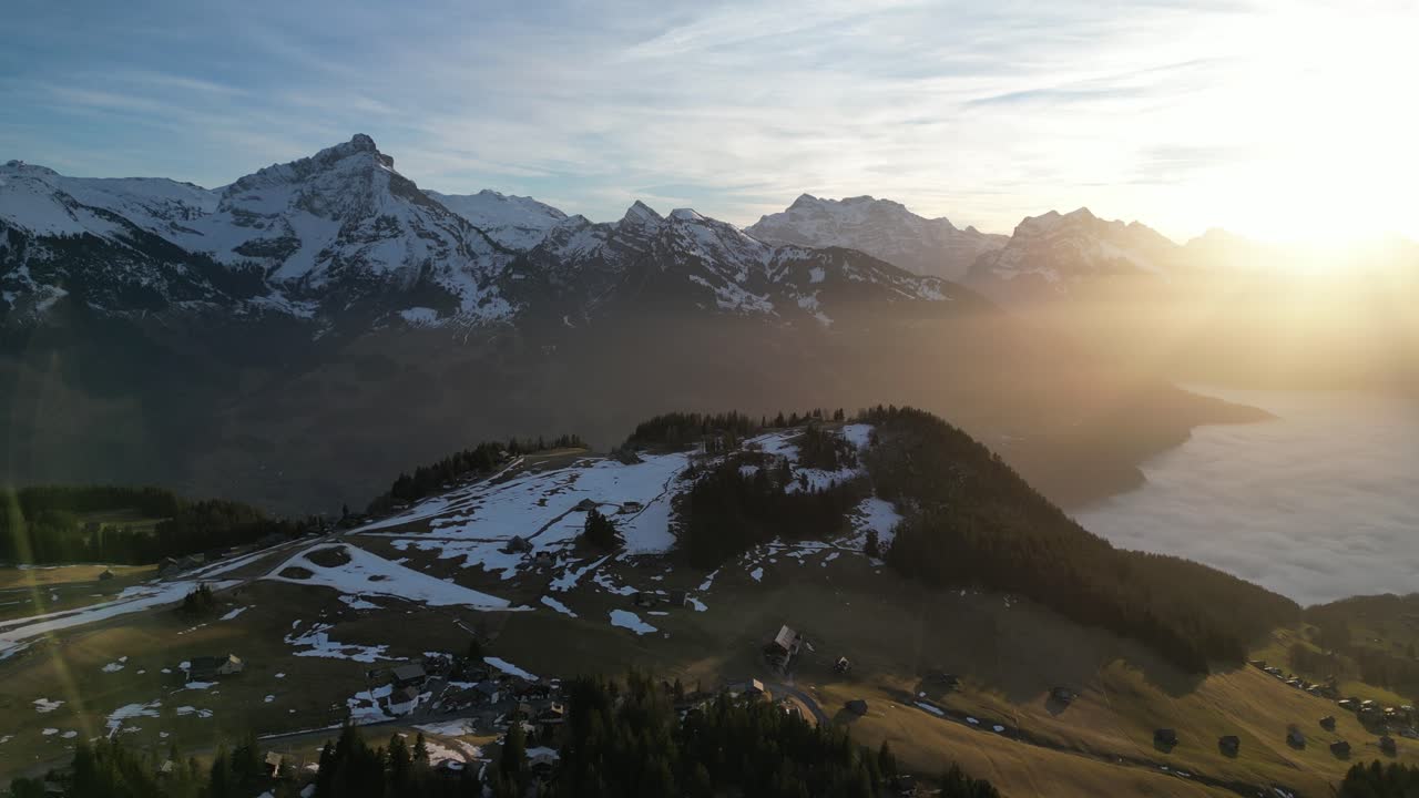 amden weesen suiza luz soleada golpeando el vuelo de la lente muy por encima de las nubes en los alpes