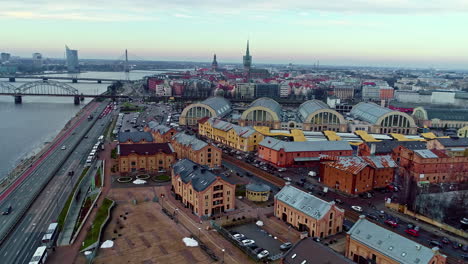 mercado central en el centro de riga con el cielo coloreado por la puesta de sol