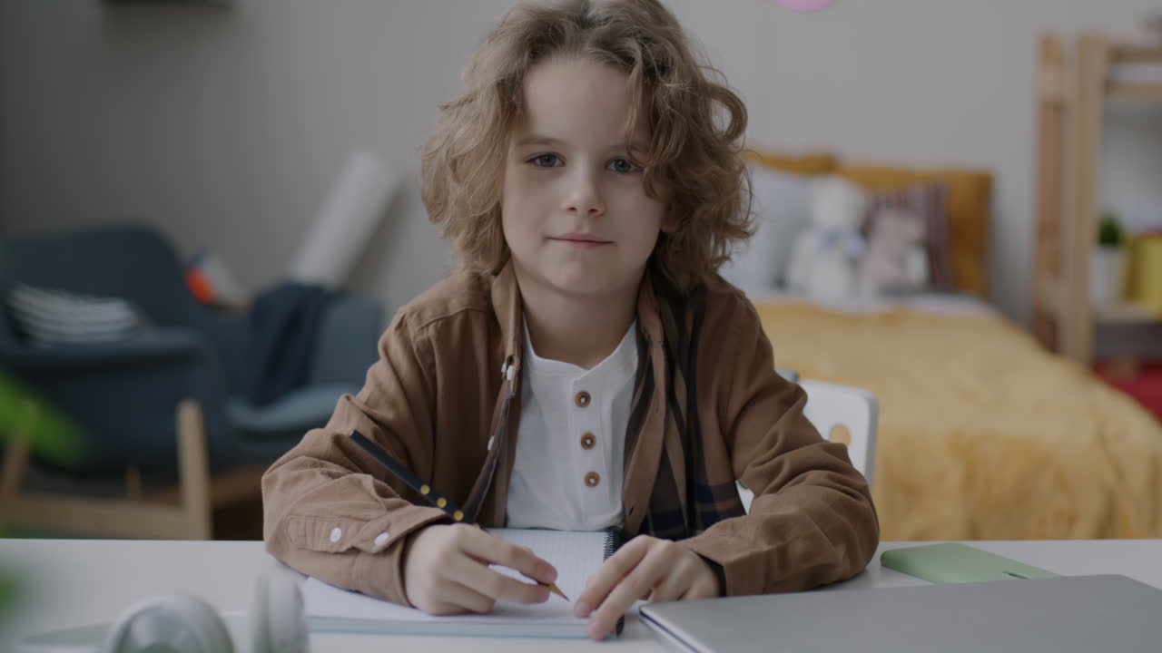 маленький мальчик делает домашнее задание.