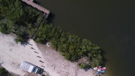 Luftaufnahme-Von-Kajaks,-Die-In-Die-Indische-Flusslagune-Starten