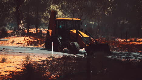 Tractor-Excavadora-En-Bosque-De-Arbustos