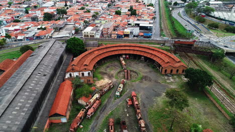 Video-Aéreo-Acercándose-A-Una-Antigua-Estación-De-Tren-En-La-Ciudad-De-Campinas.