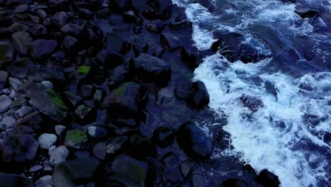 Nadie-Ola-Rollo-Agua-De-Mar-Salada-Que-Fluye-Sobre-Rocas-De-Guijarros-Volcánicos-Negros-Creando-Olas-Marea-De-Espuma-Piedras-De-Playa-Secas-Y-Mojadas-Isla-De-Madeira-Portugal-Océano-Atlántico-Vista-Panorámica-Cámara-Lenta-Cine-Hd