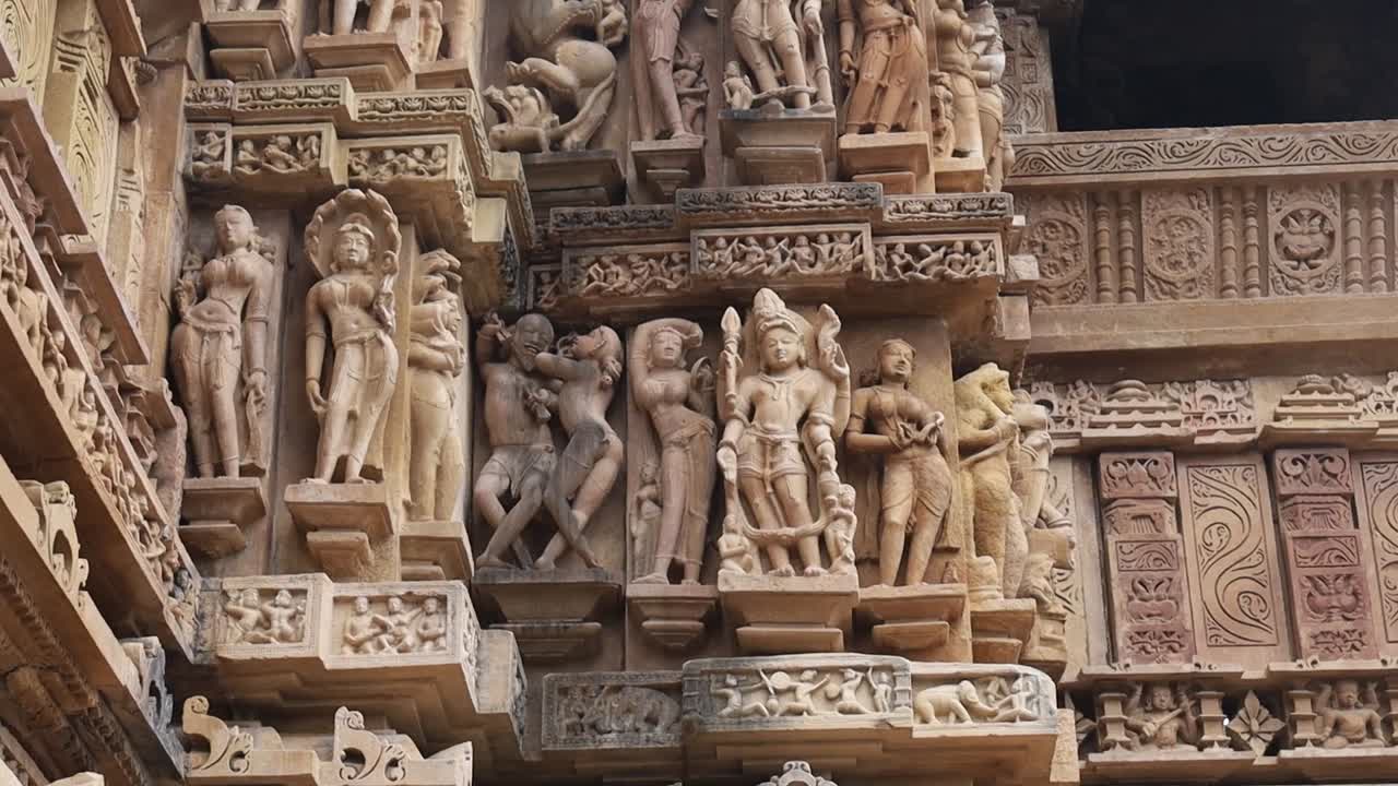 tallas de piedra en el grupo occidental de templos, khajuraho, madhya pradesh
