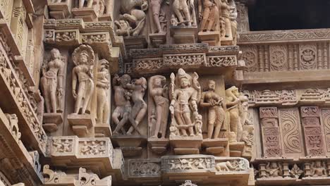 tallas de piedra en el grupo occidental de templos, khajuraho, madhya pradesh