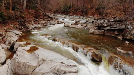 Luftaufnahme-Eines-Wasserfalls-An-Einem-Gebirgsfluss