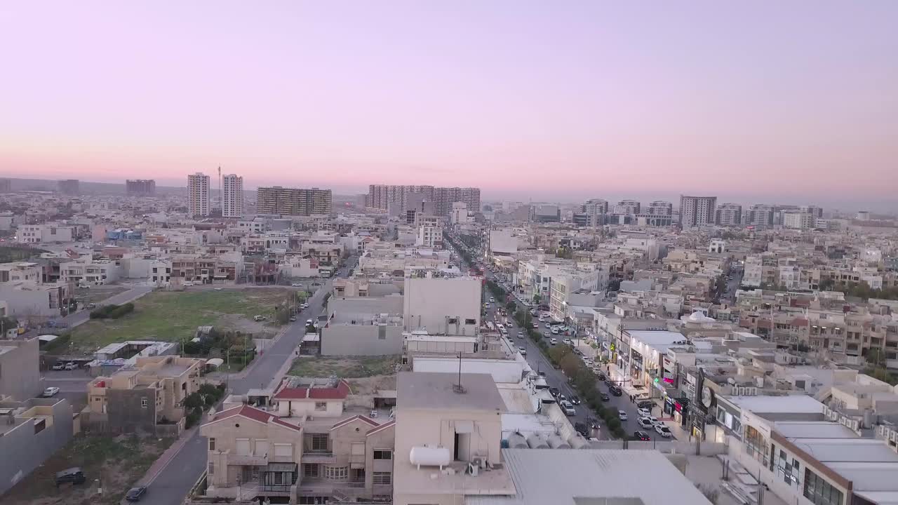una toma aérea de la ciudad de bakhtiari en erbil 4k drone shot