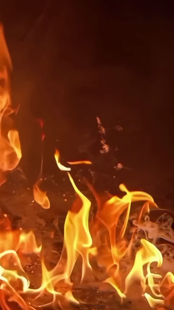 Video ravvicinato di fiamme intense, ripreso da un'angolazione bassa, che mostra il movimento dinamico del fuoco.