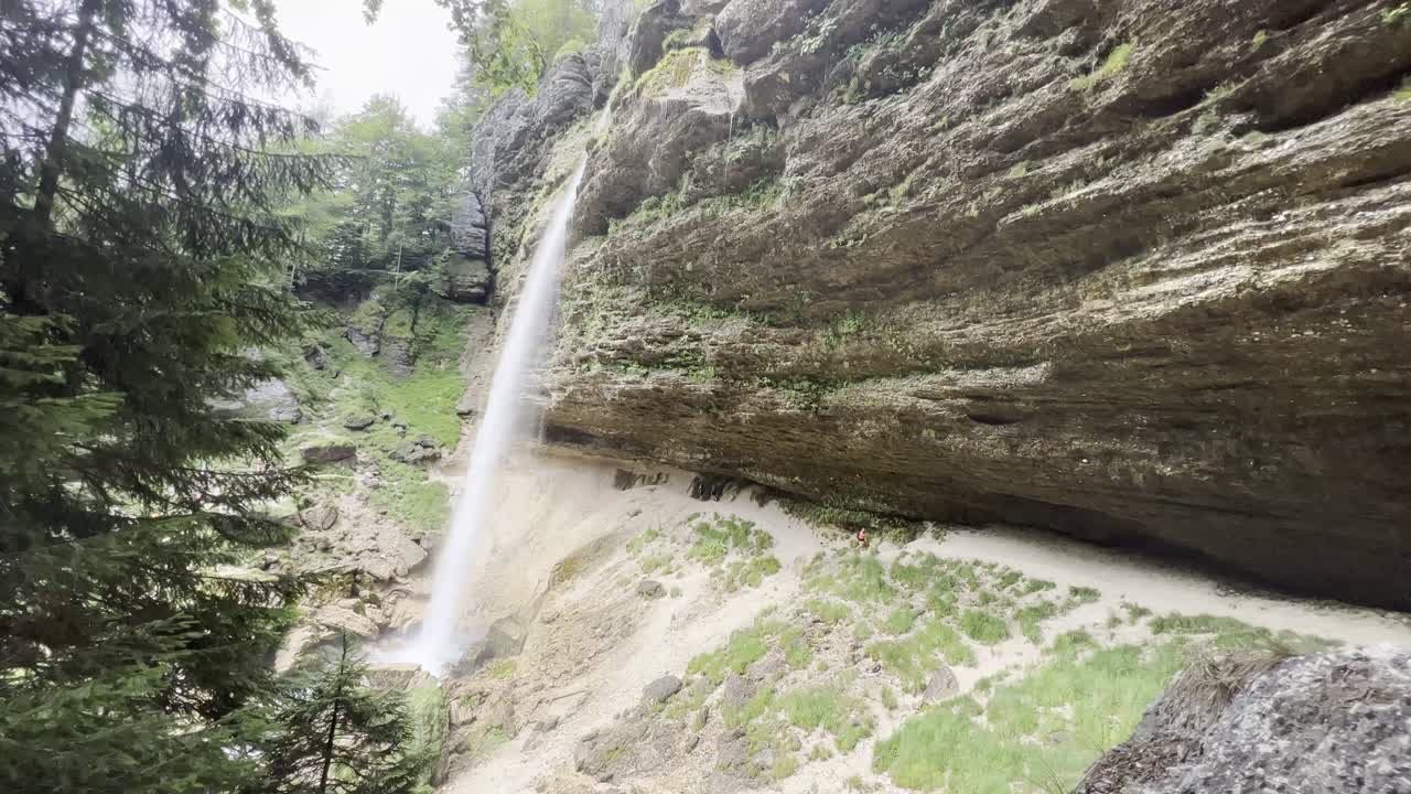 hermoso paisaje con una pequeña cascada
