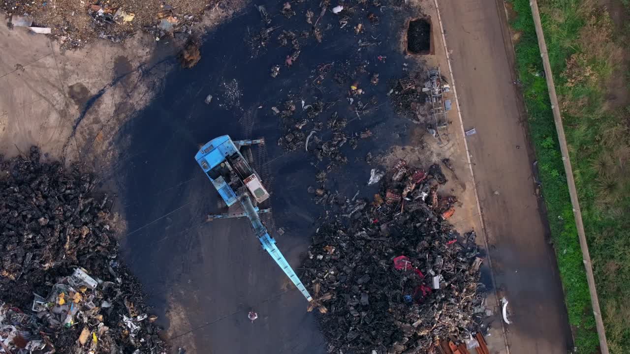 Prospettiva drone di un piazzale industriale di metalli con gru per carichi pesanti