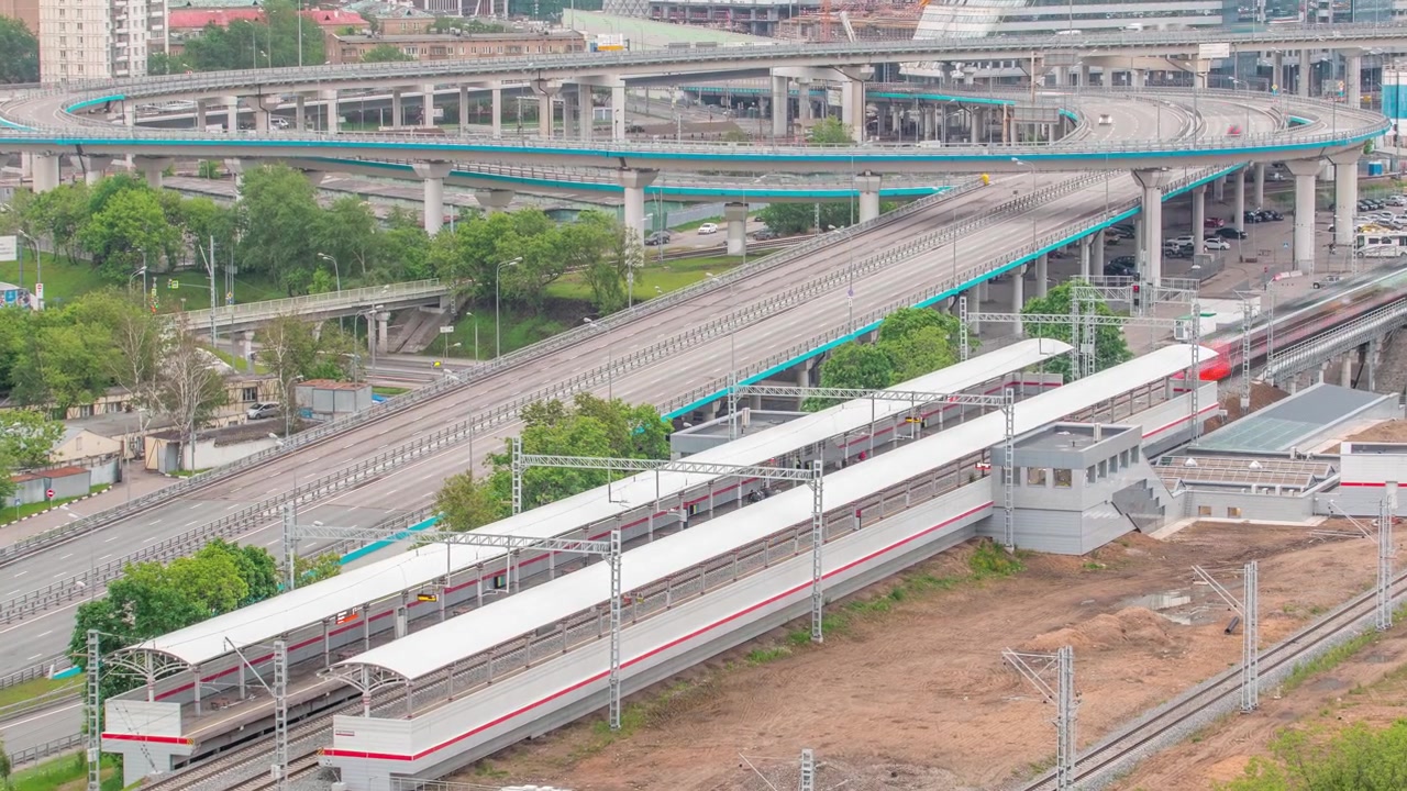 Quay nhanh thời gian Vành đai nhỏ của Đường sắt Moscow - là một tuyến đường sắt vành đai dài 54,4 km ở Moscow, Nga. Ga Shelepikha nhìn từ trên cao với giao thông trên vành đai vận tải thứ ba và các tòa nhà chọc trời.