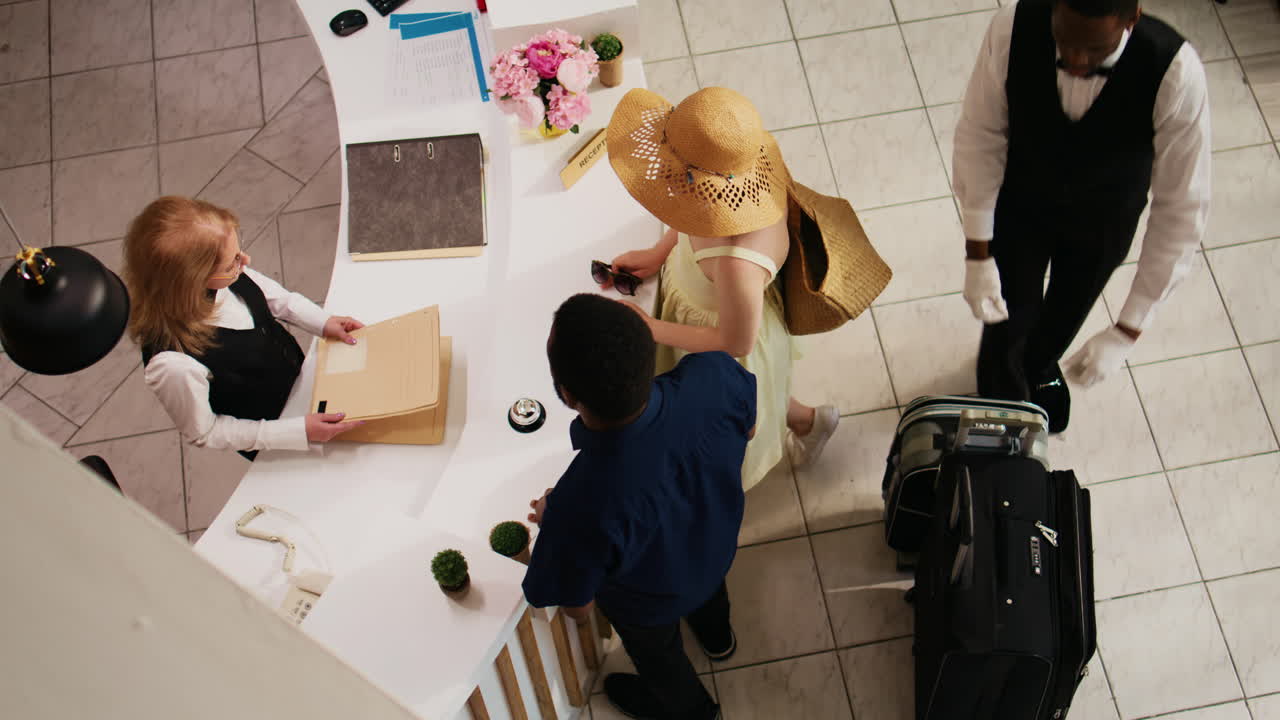 손님 들 이  ⁇  서비스 에 대해 직원 들 에게 물어보는 것