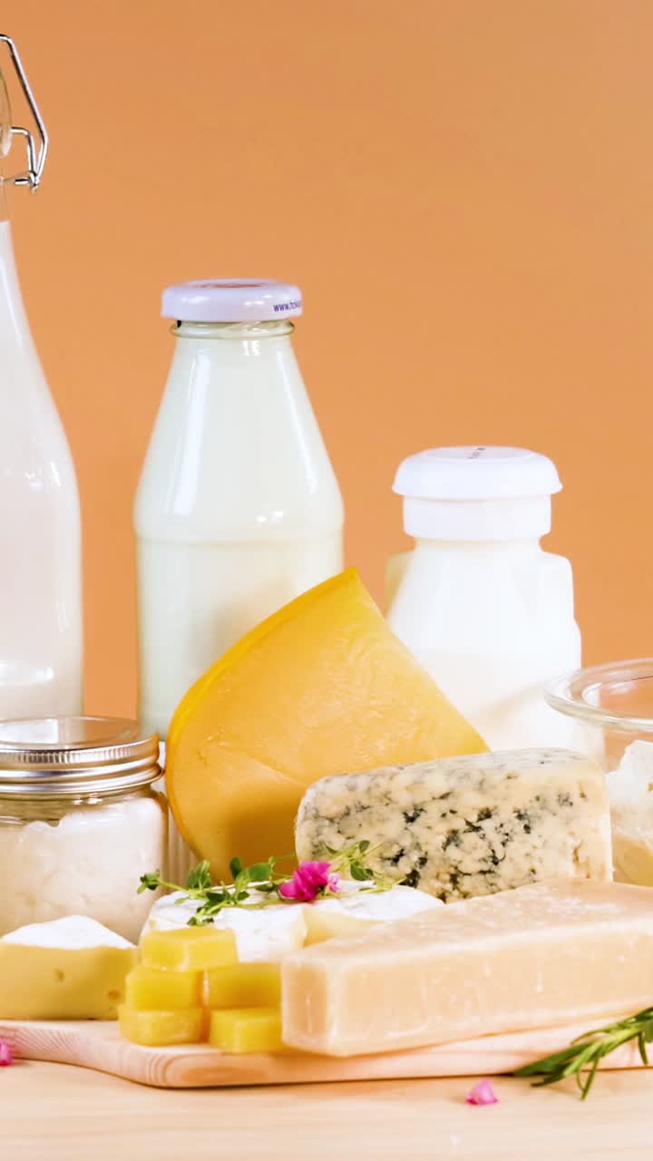 productos lácteos variados dispuestos en una mesa
