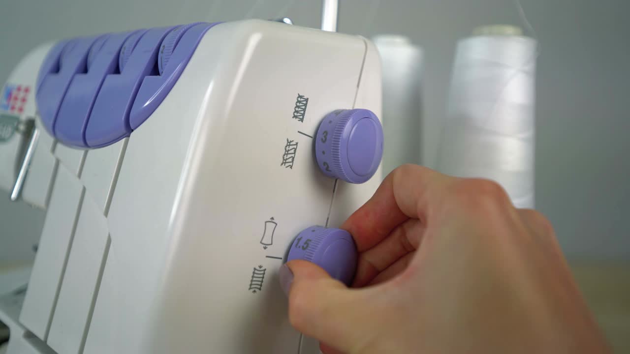 손은 매기 바를 회전시켜 매기를 조정합니다.