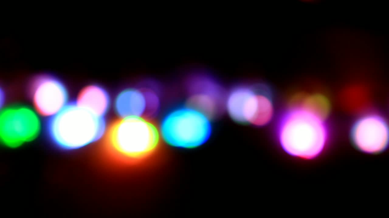 video bokeh, el efecto de las luces en el agua, con un fondo negro