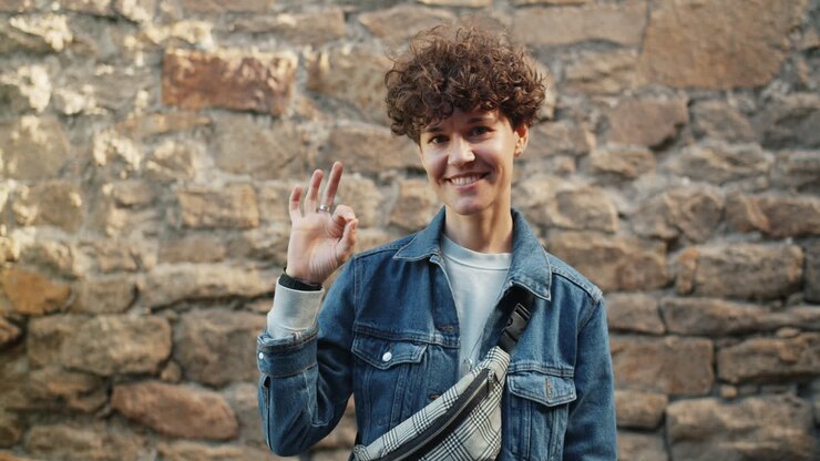 Donna all'aperto che fa il gesto OK