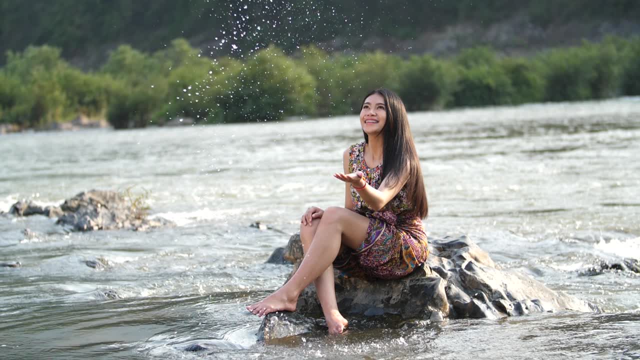 강 에서 휴식을 취하는 여자