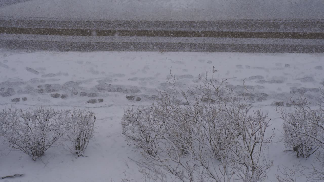 겨울 블리자드 눈보라 동안 눈 덮인 보도에 발자국, 정적 추상 개념 샷