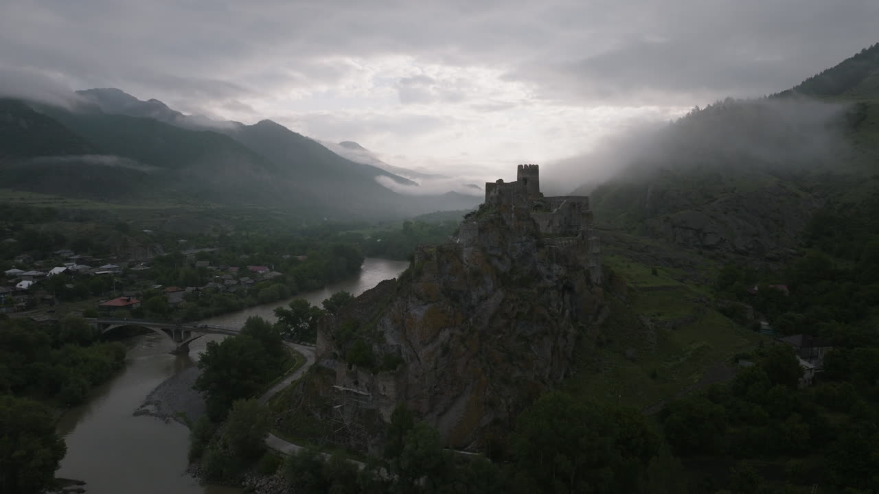 vista dramática de la fortaleza de atskuri permanece contra el cielo nublado en samtskhe-javakheti, georgia del sur