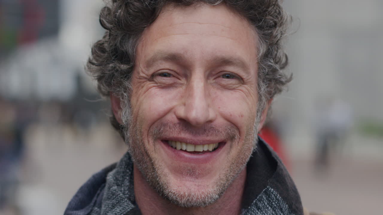 retrato de un hombre feliz sonriendo en una escena urbana