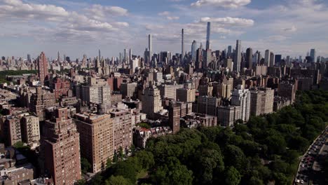 Luftaufnahme-Um-Ein-Hochhaus-Auf-Der-Oberen-Westseite-Von-Manhattan,-Sonniges-New-York-–-Kreisende-Drohnenaufnahme