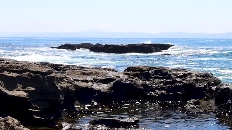 Grandes-Olas-Y-Olas-Con-El-Monte-Shasta-Visible-En-La-Distancia-Cerca-De-Port-Renfrew-Canadá