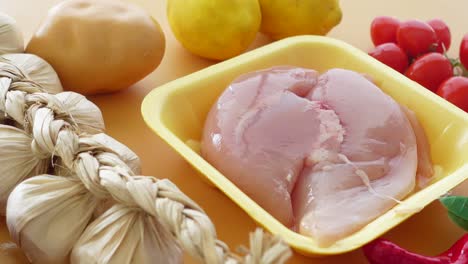 pecho de pollo crudo con verduras