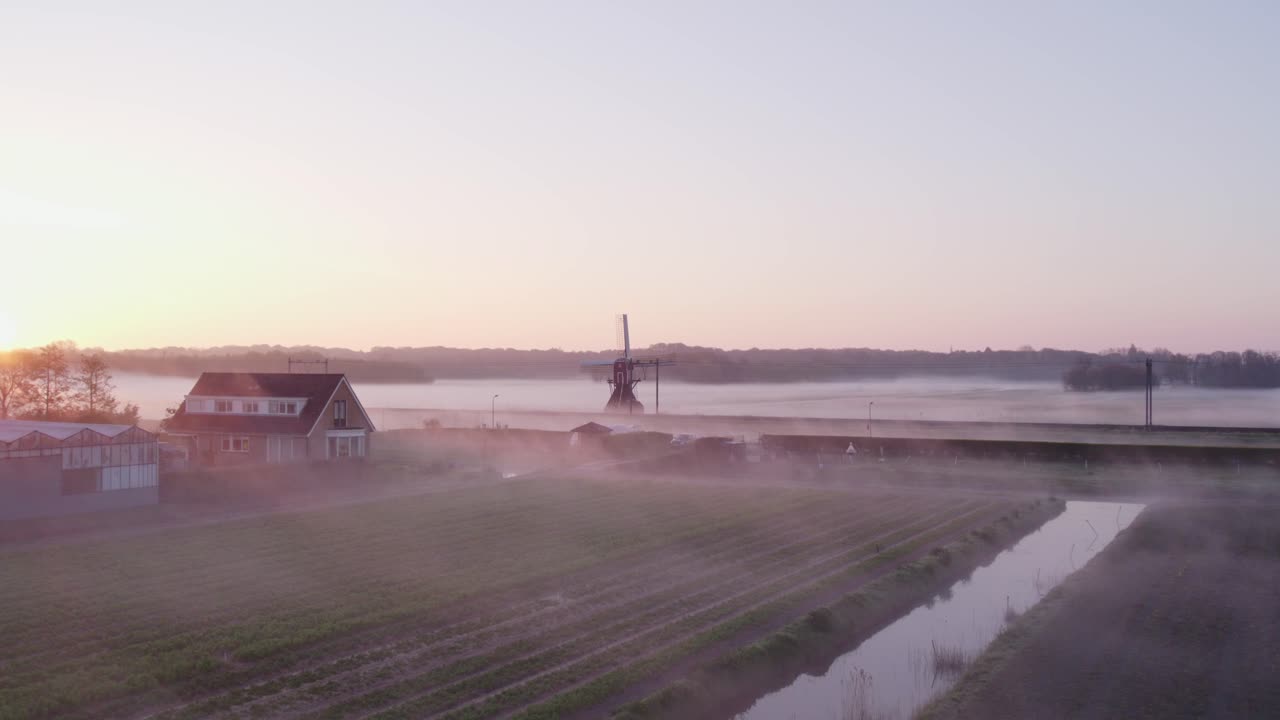 Luftfoto av Noordwijkerhout med Hogeveensemolen, tulipaner, vindmølle, som viser fredelig landlig landskap i Nederland.