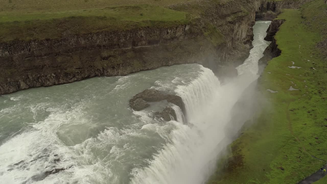una poderosa cascada en islandia