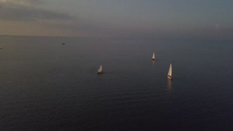 Un-Gran-Grupo-De-Marineros-En-El-Mar