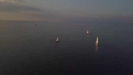 un gran grupo de marineros en el mar