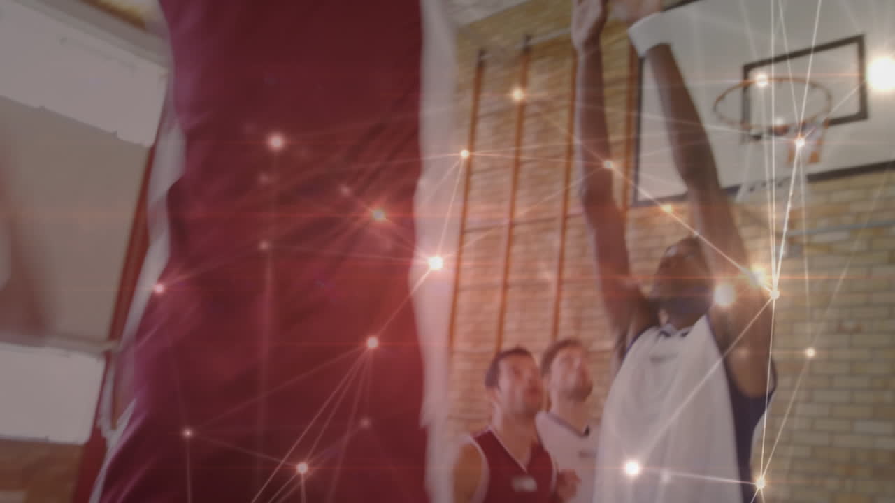 animación de redes de conexiones en un grupo de diversos jugadores de baloncesto en el gimnasio