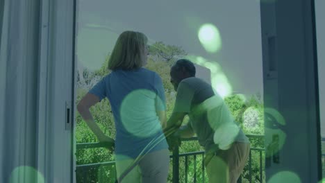 animación de puntos de luz sobre una pareja diversa de ancianos