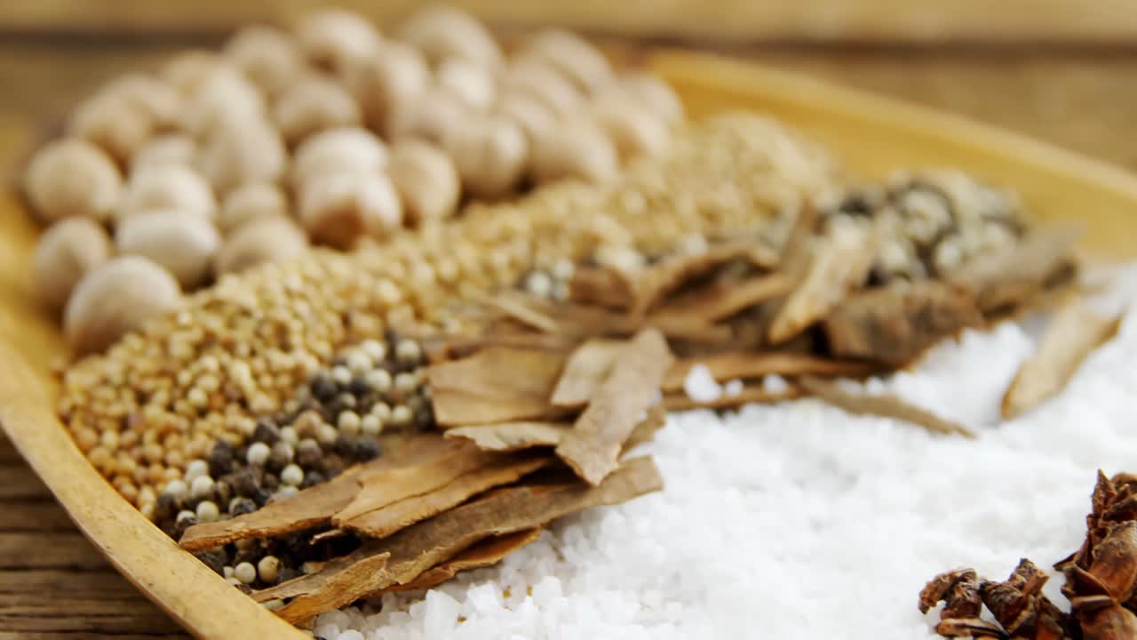 varias especias dispuestas en la bandeja 4k