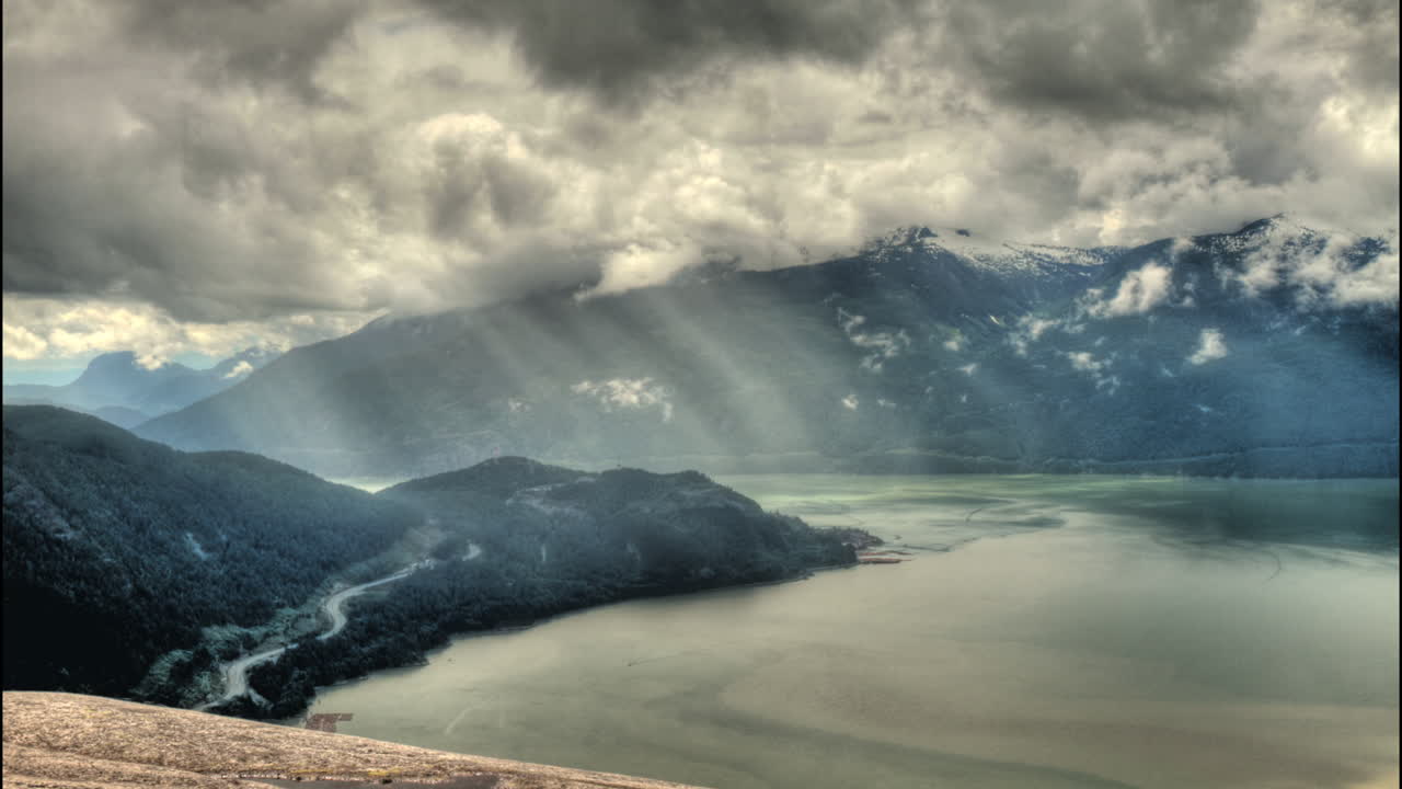ocean, bjergrige dale med skyer, der kommer ind med regn timelapse - filmet i squamish, bc, canada