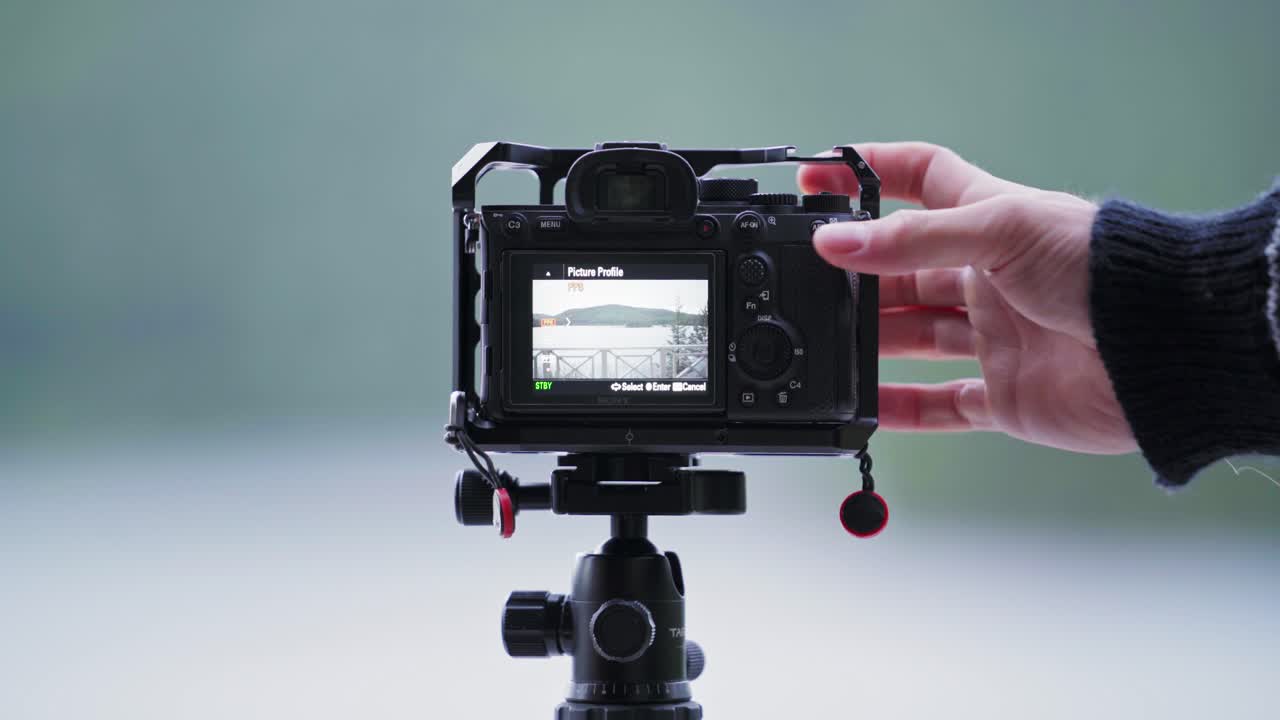 homem configurando a câmera para tirar uma foto do lago na noruega