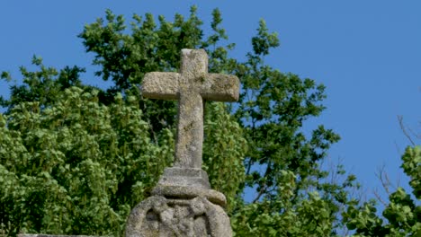 Cruz-De-Piedra-Del-Monasterio-De-Santo-Estevo-De-Ribas-De-Sil-En-Ourense,-Galicia,-España