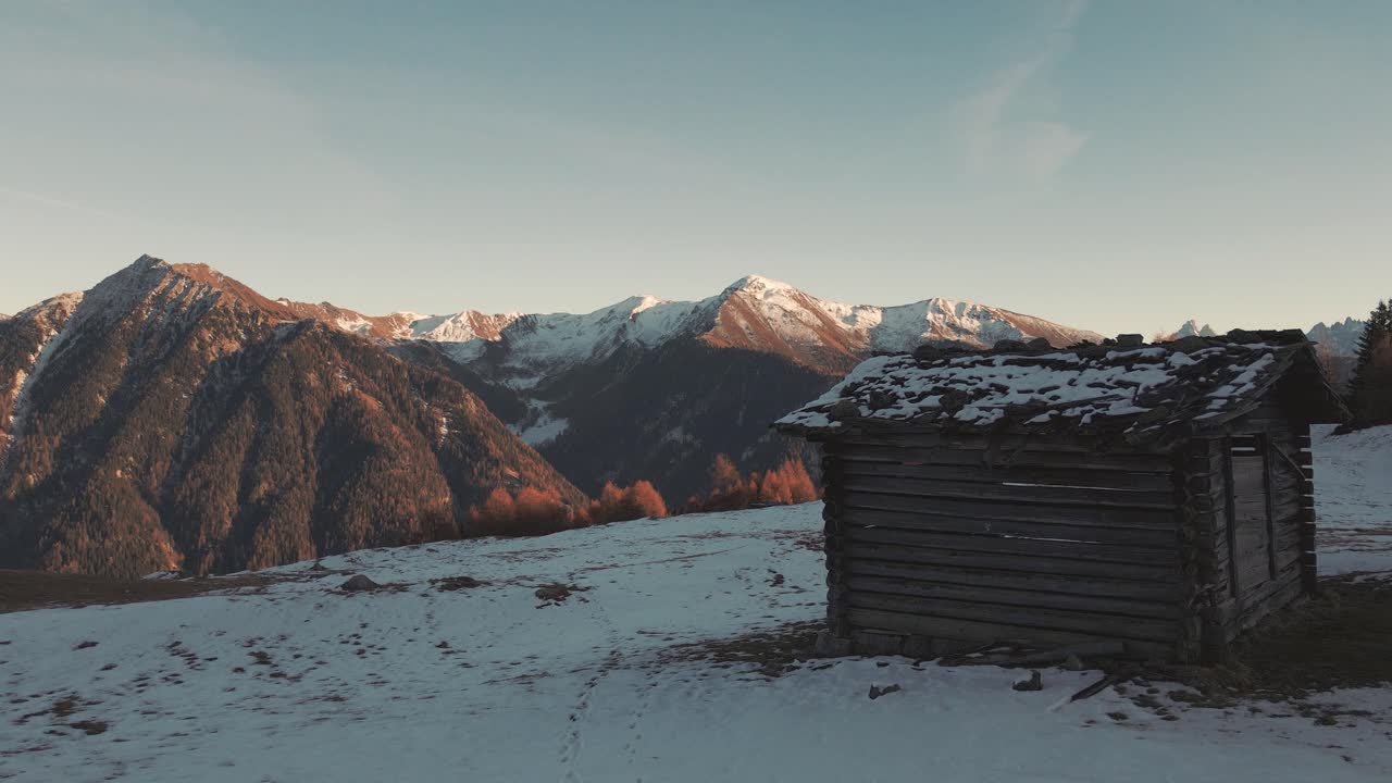 cabaña de madera en los alpes italianos en otoño