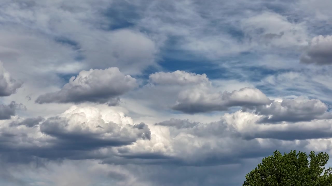 Timelapse stabil 4K menangkap awan badai gelap yang bergerak cepat melintasi langit. Rekaman meteorologi atmosfer sinematik mengungkapkan cuaca mendung yang bergejolak dari sistem badai monsun yang sedang berkembang