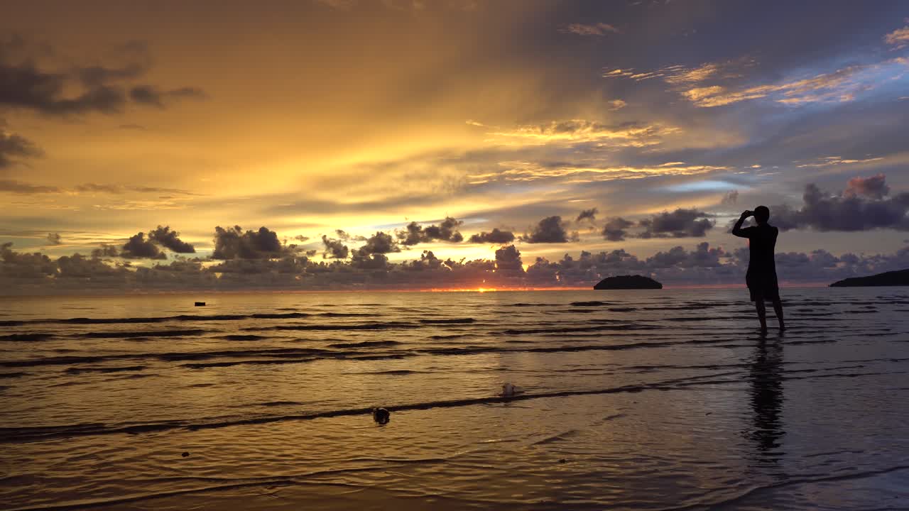 Tramonto pittoresco e colorato sulla spiaggia di Tanjung Aru nella città di Kota Kinabalu