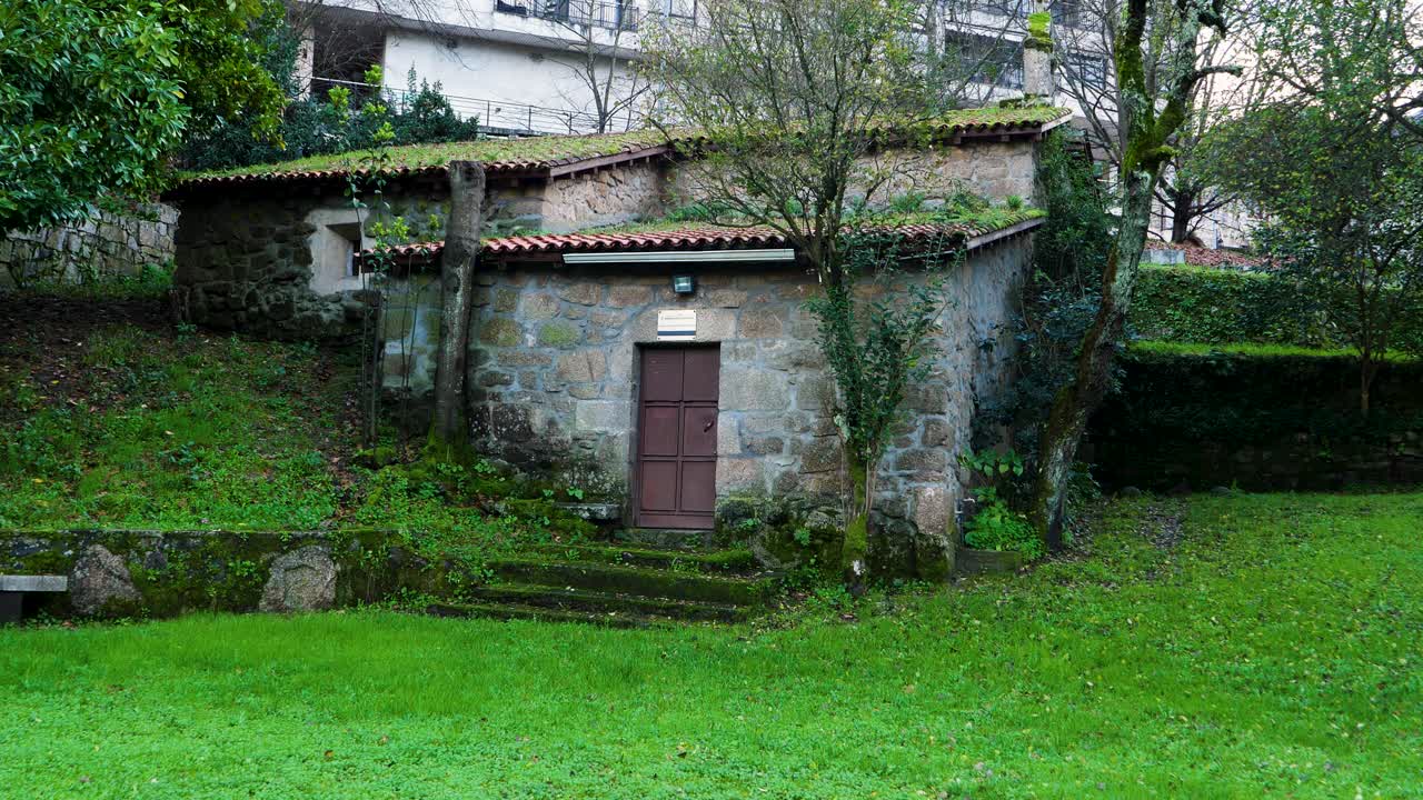 포르토벨로 (portovello) 의 사원 (hermitage) 의 전면적인 정적 뷰 (frontal static view) 는 스페인의 라구아스 오레엔세 (lagoas ourense) 에서 볼 수 있다.