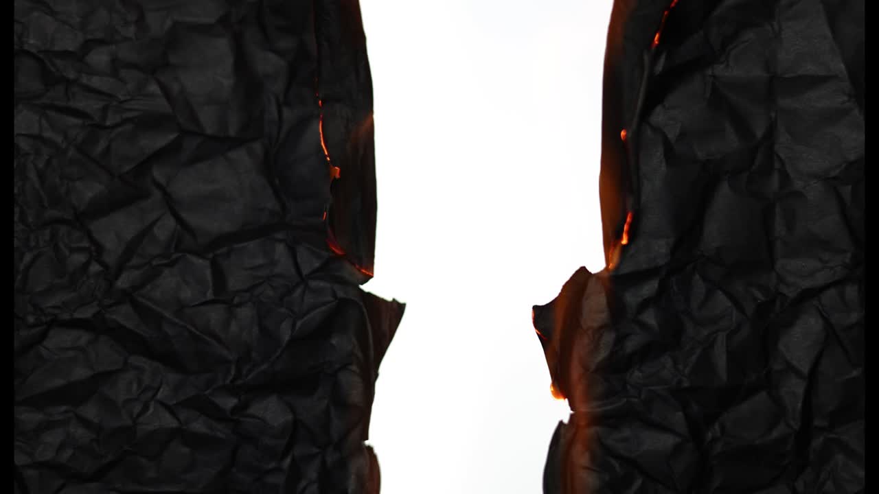 papel negro arrugado que se enciende