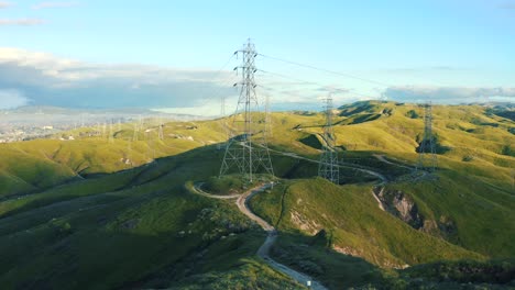 Líneas-Eléctricas-Aéreo-Zumbido-Colina-Montaña