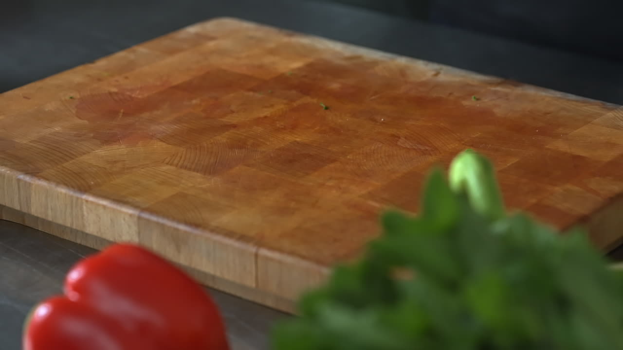 Koch schneidet Fenchel in zwei Hälften, Holzschneidebrett, Gemüse