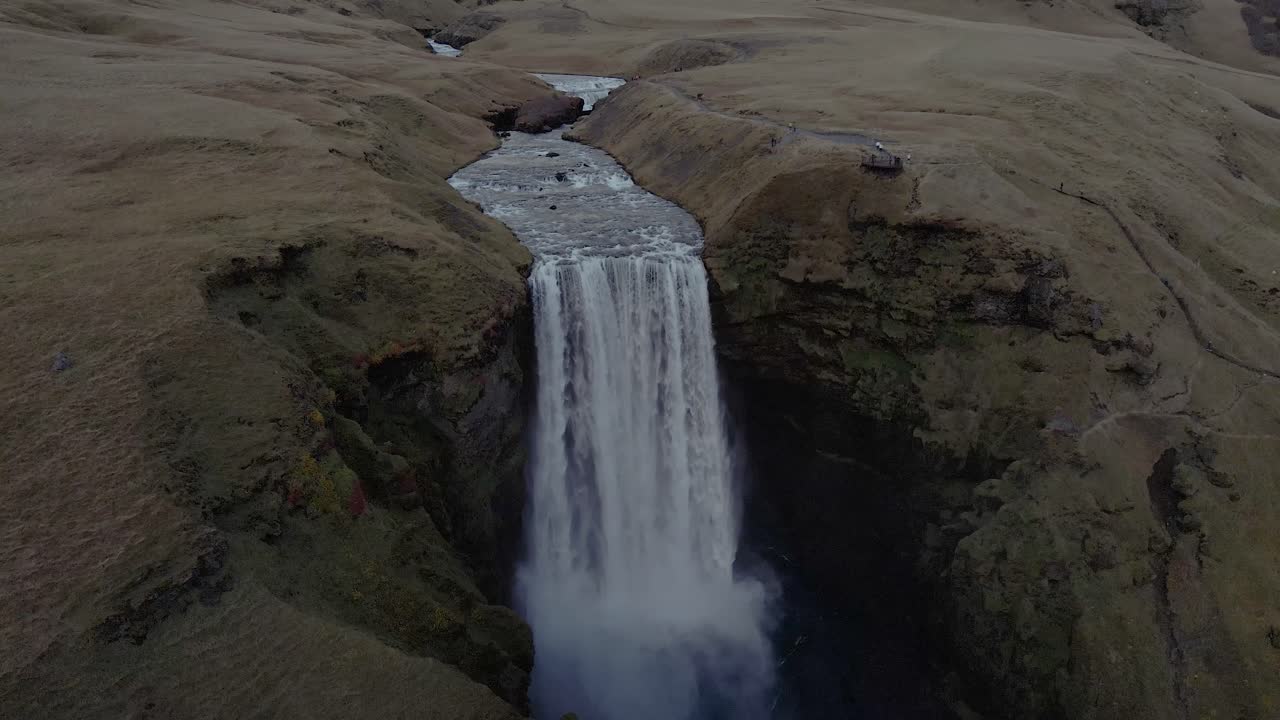 un dron flota con vistas a la cascada de skógafoss
