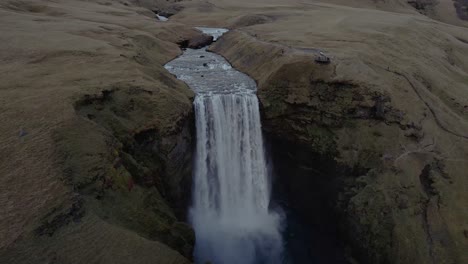 Eine-Drohne-Schwebt-über-Dem-Skógafoss-Wasserfall