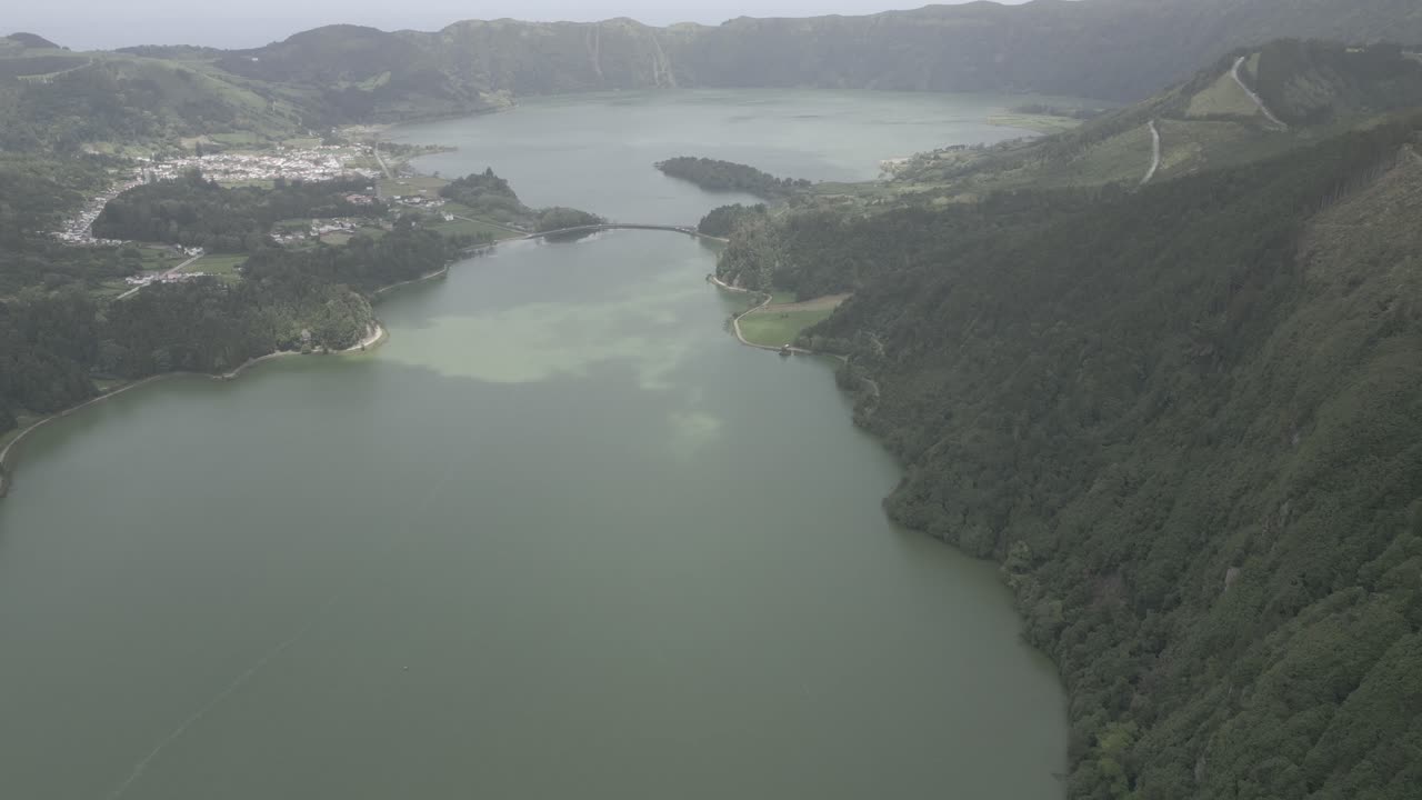 푸른 언덕과 멀리 떨어진 마을로 둘러싸인 포르투갈의 세테 시데스 호수 (sete cidades lakes)