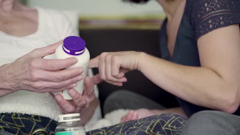 Schnappschuss-Von-Frauen,-Die-Anweisungen-Auf-Einer-Plastikflasche-Lesen