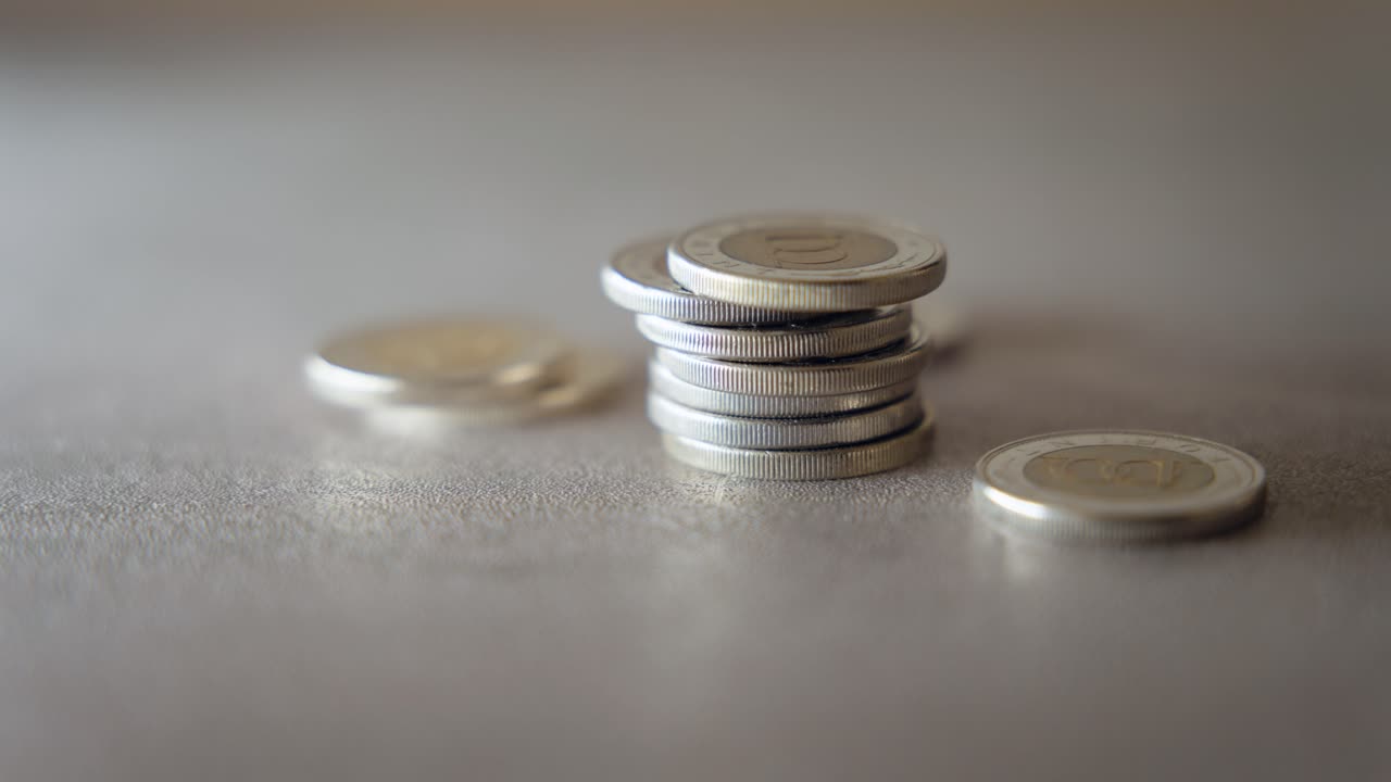 monedas de forint húngaro que caen